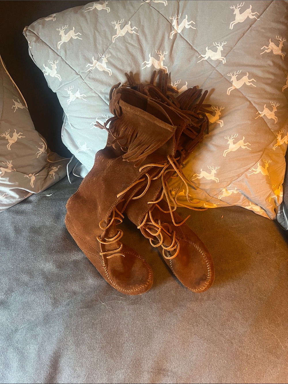 Minnetonka moccasin boots size 8